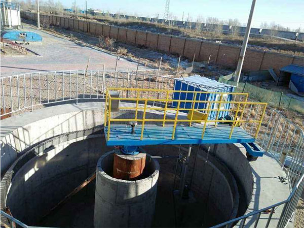 刮泥機(jī)安裝現(xiàn)場(chǎng)